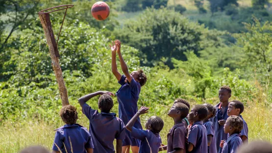 Die Schüler spielen in der Pause Basketball