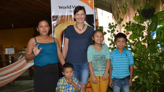 Birgit Zalesiak zusammen mit der Familie ihres Patenkindes in Guatemala
