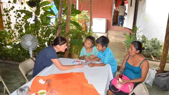 Birgit Zalesiak verbringt Zeit mit ihrem Patenkind Jeimmy