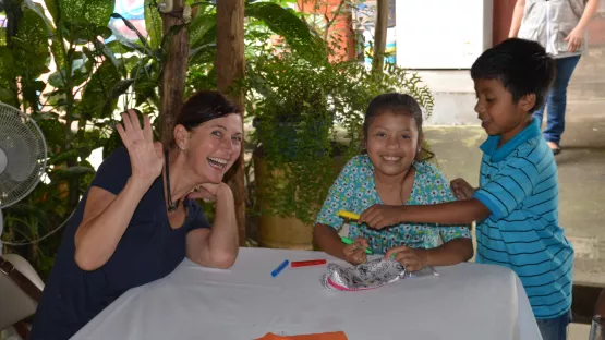 Birgit Zalesiak zusammen mit ihrem Patenkind in Guatemala