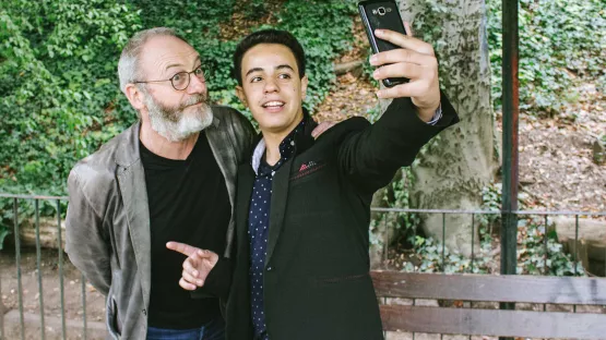 Liam Cunningham von Game of Thrones trifft den syrischen Flüchtling Hussam