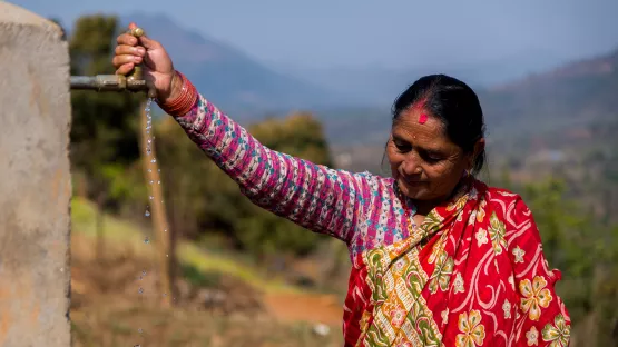 Eine Frau holt sauberes Wasser