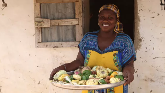 Frau mit Gemüse im Senegal