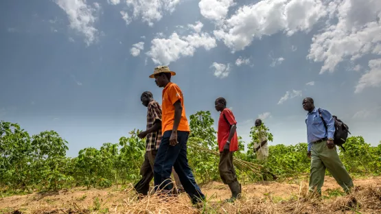 Ein World Vision Mitarbeiter zusammen mit Landwirten