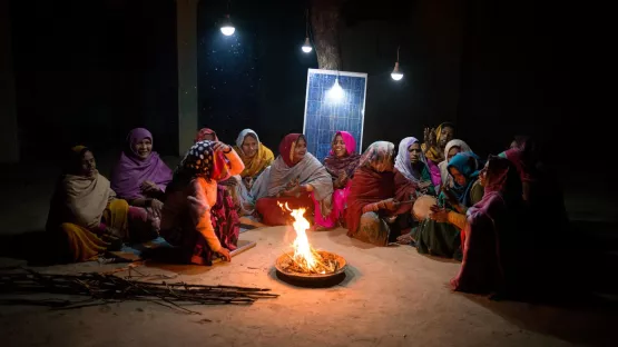 Frauen in Indien treffen sich dank Solarlampen auch abends.