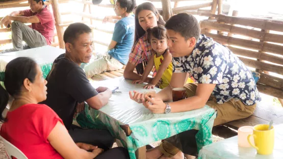 Janvie im Gespräch mit einer Familie