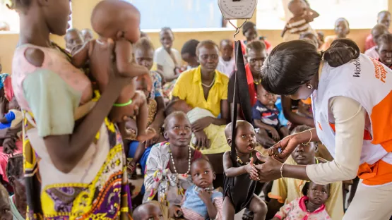 Unterernährte Kinder im Südsudan werden gewogen