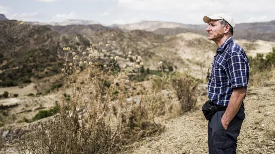 Tony Rinaudo schaut auf abgeholztes Land in Äthiopien