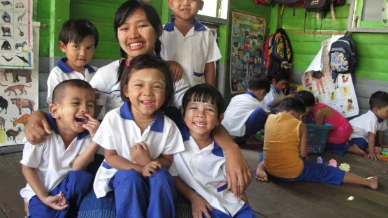 Von Kindern umringt: Ehemaliges Patenkind aus Myanmar