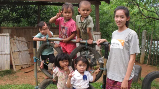 Kinder mit World Vision Mitarbeiterin in Myanmar