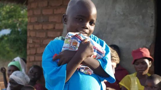 Patenkind Maja mit Geschenken der Paten