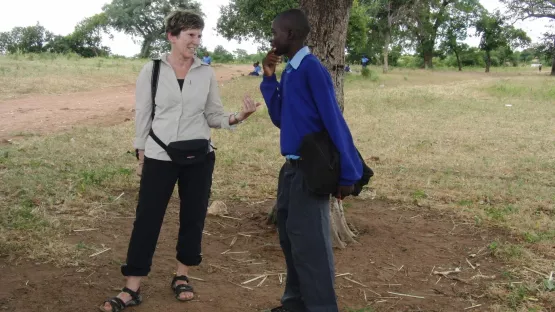 Petra Matthies im Gespräch mit Patenkind Prince