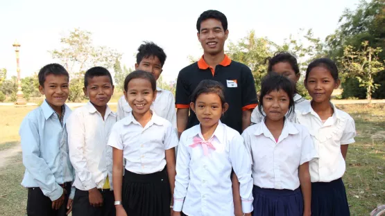 Lay Sinet mit Kindern in Kambodscha