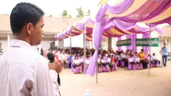 Lay Sinet hält eine Rede