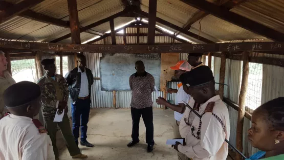 World Vision Mitarbeiter in Kenia erläutern die Verhaltensregeln in den Projekten.