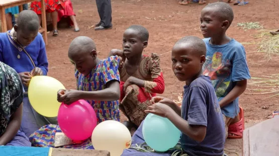 Patenkinder in Tansania mit Luftballons