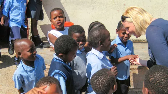 Patin Mandy mit Kindern in Südafrika