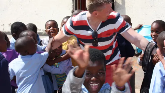 Mathias mit Kinden in Südafrika