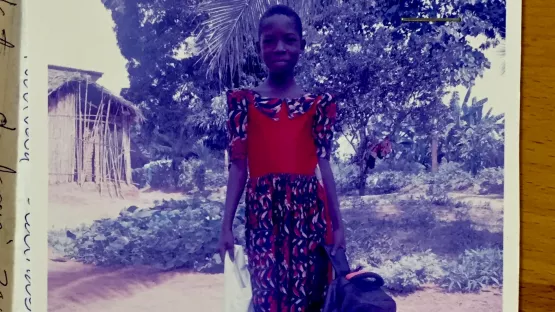 Patenkind Zainabu aus Tansania mit Geschenken