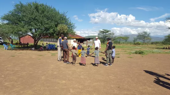 Gemeinsames Spielen mit den Kindern im Kreis.
