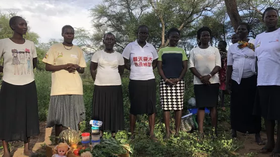 Die Frauen zeigten uns am Flussufer wie sie ihre Beratungen zu den Themen Hygiene- und Ernährung durchführen.