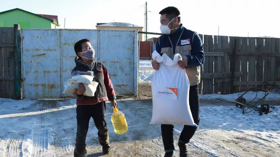 World Vision Mitarbeiter versorgt Kinder mit Hygieneartikeln