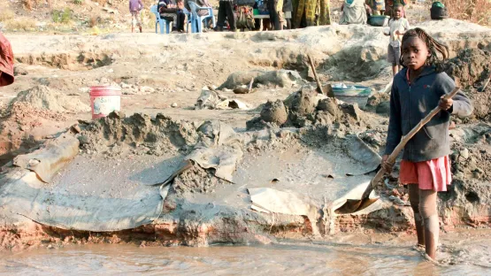 Mädchen arbeitet in einem Bergwerk.