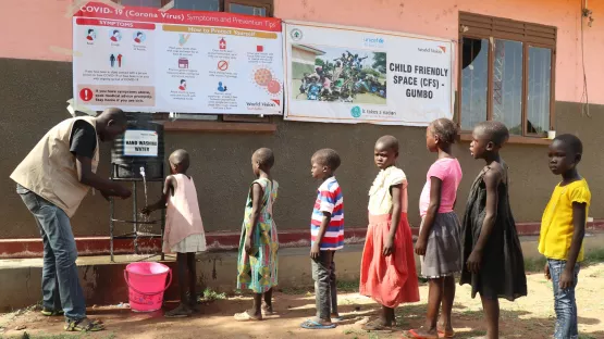 World Vision-Mitarbeiter zeigt Kindern im Südsudan das richtige Händewaschen