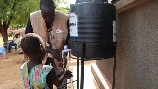 Ein Mädchen im Südsudan lernt, sich richtig die Hände zu waschen. 