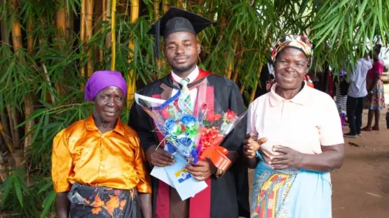 Wadson aus Malawi mit zwei Frauen 