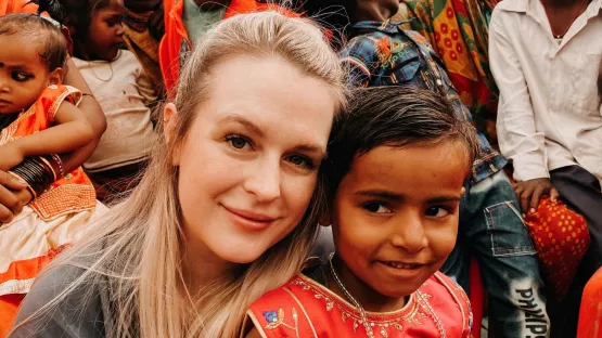 Anna mit ihrem Patenkind in Indien