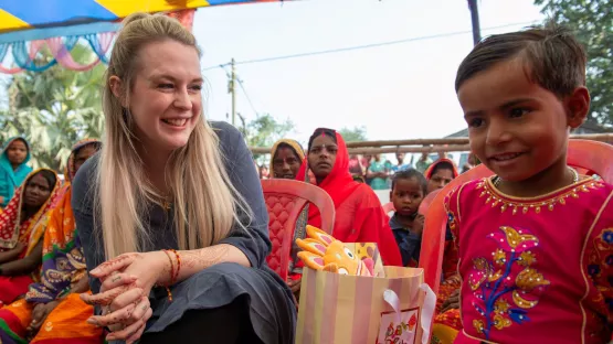 Anna trifft zum ersten Mal ihr Patenkind in Indien