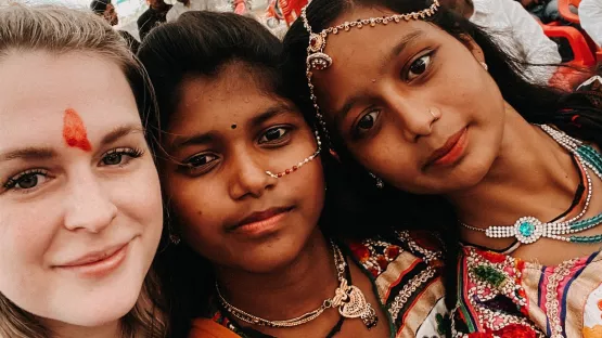 Patin Anne mit Mädchen in Indien