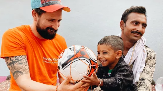 Paul mit seinem Patenkind und dessen Vater in Indien