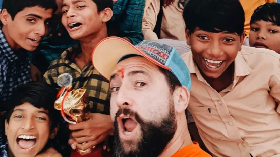 Paul mit Kindern in Indien