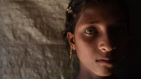 Syrisches Mädchen das Angst vor den gewaltsamen Auswirkungen des Krieges hat