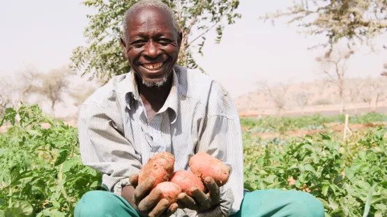 Bauer in Äthiopien mit seiner Ernte