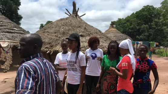 Sister Fa geht mit jungen Frauen von Haus zu Haus