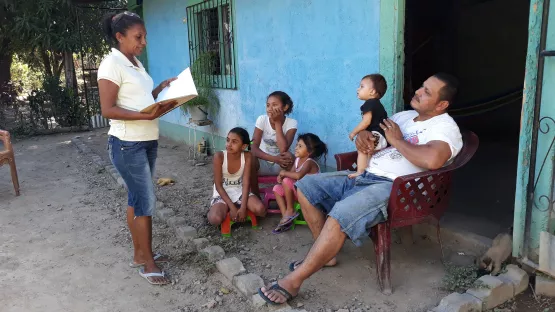 Gesundheitshelferinnen und -helfer schulen Familien im Bereich Gesundheit und Hygiene