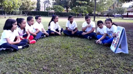Die Kinder lernen gemeinsam in einem Sitzkreis