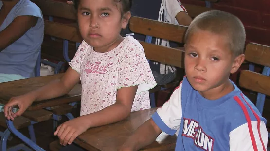 Schulkinder in ihrer alten Klasse