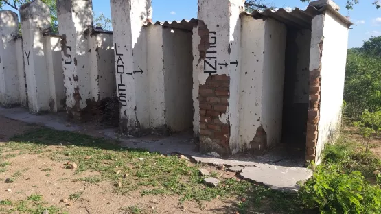 Latrinen die stark marode sind