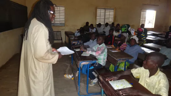 Die Schüler in einem Klassenzimmer während des Unterrichtes