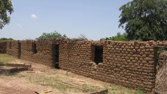 Das alte Schulgebäude besteht nur aus kaputten Mauern.