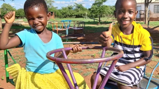 Zwei Kinder auf einem Spielplatz