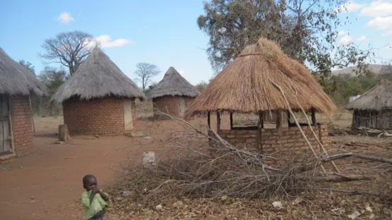 Kleines Kind im Dorf