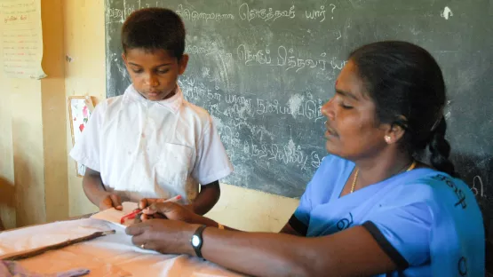 Kind und Lehrerin in der Schule