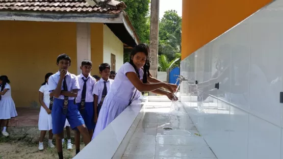 Schüler an der Handwaschstation in der Schule