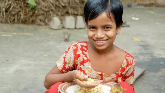 Munni beim Essen eines Fischcurry