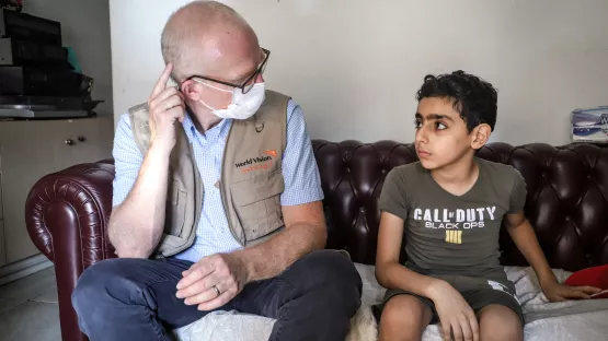 World Vision-Leiter im Libanon im Gespräch mit einem betroffenen Kind in Beirut